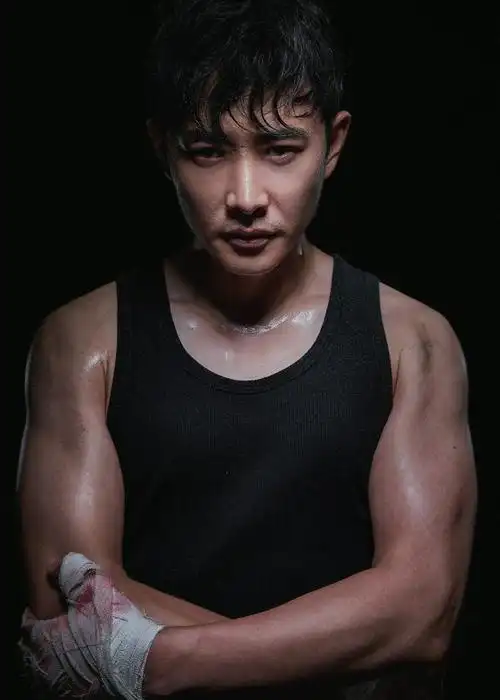 罗晋穿背心打拳秀肌肉 满屏的硬汉荷尔蒙气息