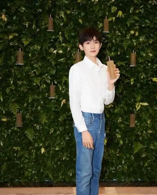 王源也太瘦了吧?当他穿白衬衫配牛仔裤时,腿好像一对竹竿