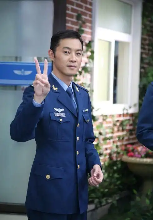 沙子爹你忘了你可是前·军艺校草呢吗,白展堂可是好多人的童年男神.