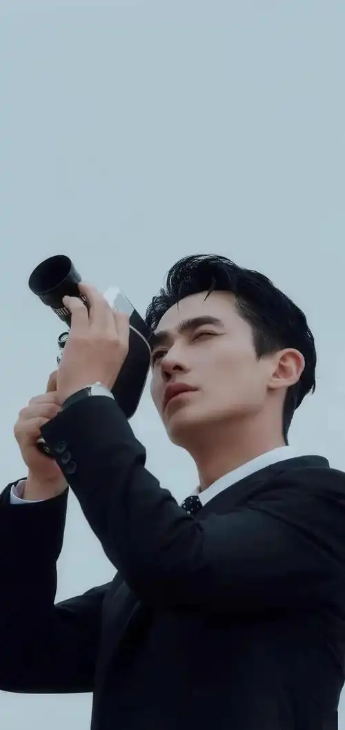 第6名朱一龙还有李现也是一个非常自律的人,从小肥胖的他减肥后他的