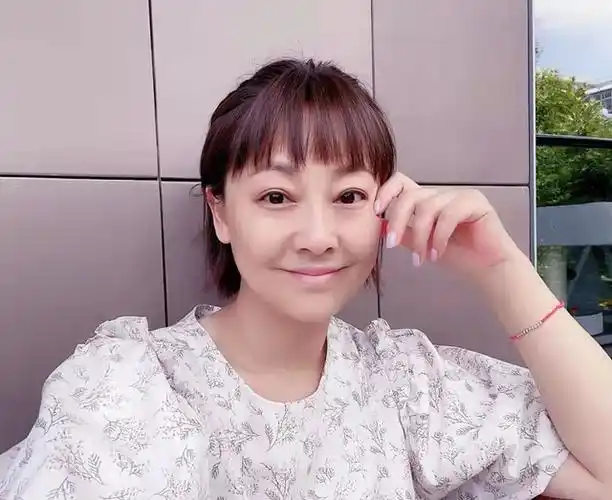 演员张茜近照曝光一脸素颜变化大久居内地生活惬意