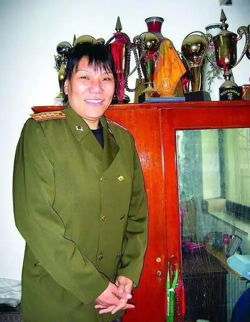 郑海霞享大校待遇退役嫁给1米9街道临时工如今成人生赢家