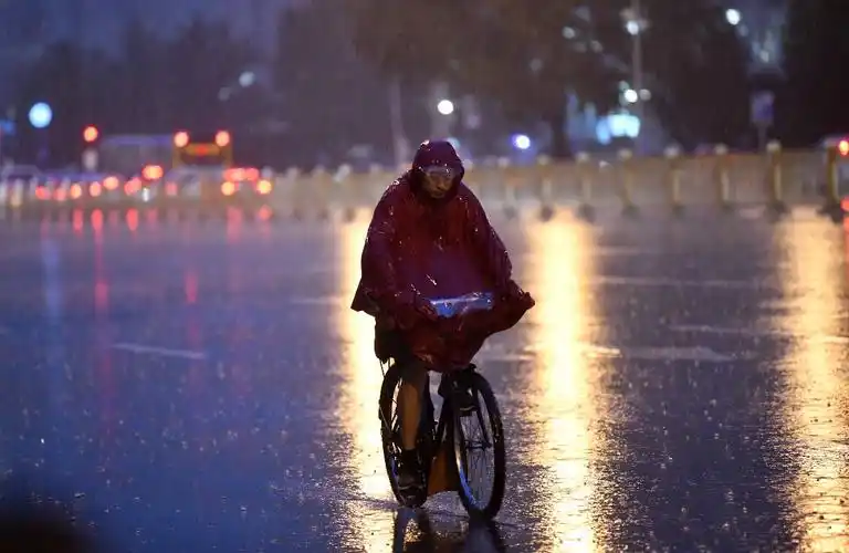 镜头直击 | 雨中行路人
