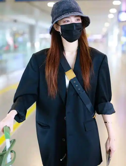 近期徐璐现身机场,又被她的穿搭造型给惊艳到了,她这身穿搭一般人不敢