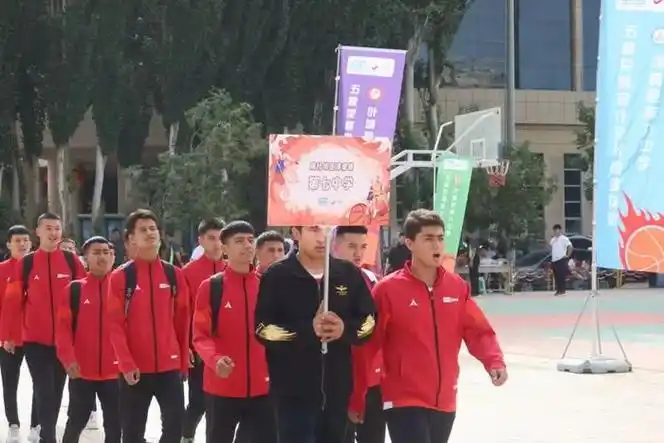 由泽普县各乡镇群众自发参与,由泽普县文工团导演和演员编排的八段锦