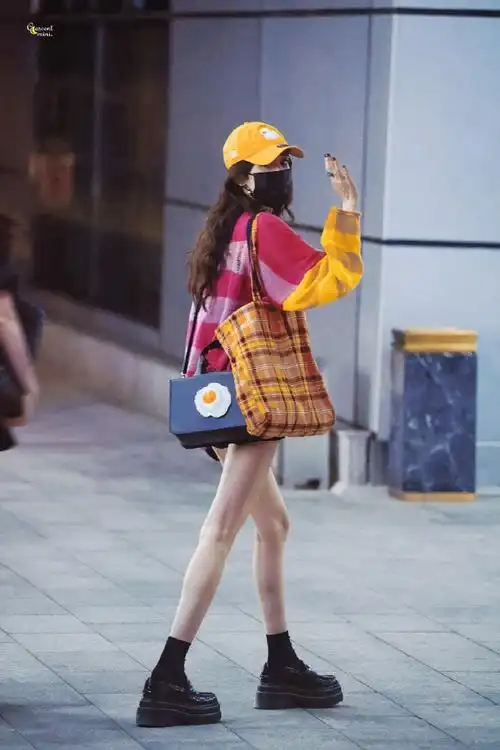 杨幂私服##杨幂夏日多巴胺穿搭##今日星拍放送##超话星愿池