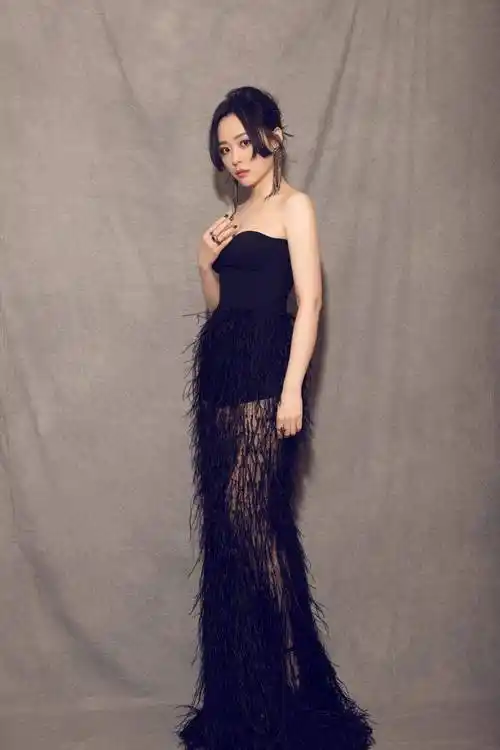 原创张靓颖穿低身材礼服裙舞台上演女神坐毫不畏惧展露太大胆