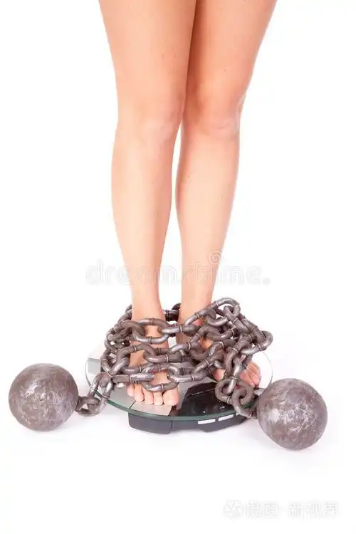 女人的脚被锁在天平上