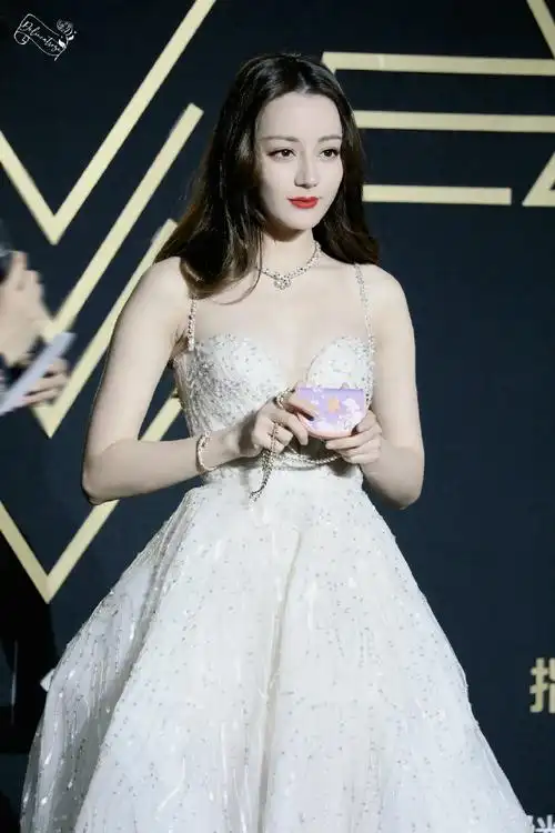 星光大赏 门票#迪丽热巴星光大赏白裙造型  迪丽热巴确定出席星忖