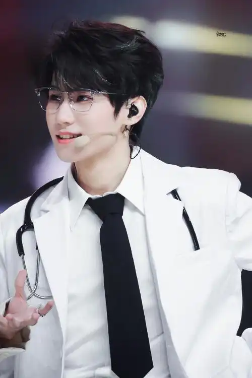 张真源超话#张真源奔跑吧#i need a doctor 01@时代少年团-张真源