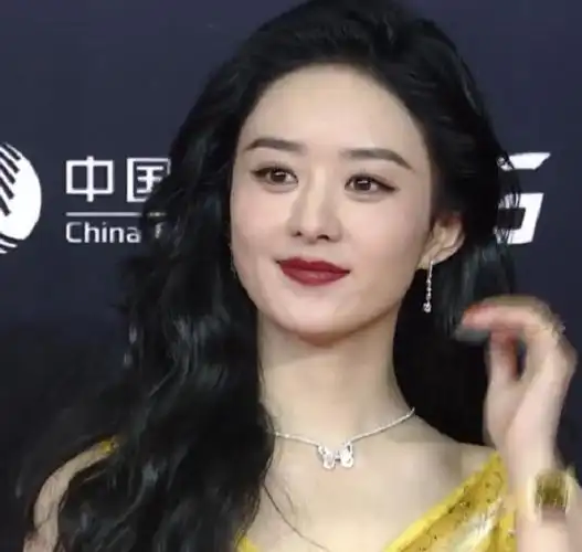 赵丽颖穿金色战袍走红毯!脸发腮老了一圈,但比平常人好太多了