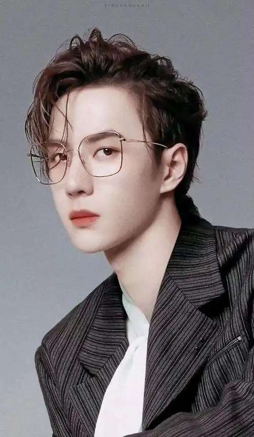 戴眼镜的王一博更有魅力了!妥妥的芳心纵火犯啊!