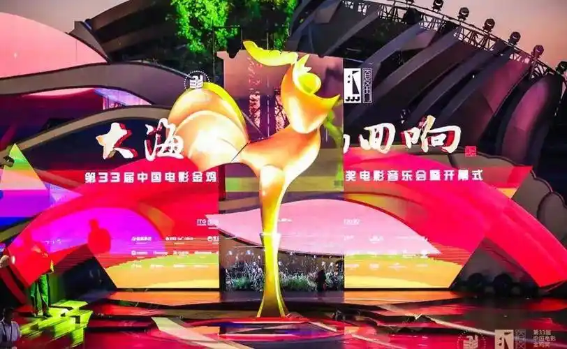 中国金鸡百花电影节:成龙点赞中国电影人,发完言还不忘戴上东西_歌声