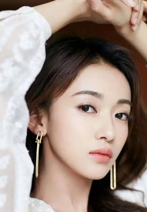 原创新晋女星吴谨言感情路坎坷交了多个男友皆是渣男还曾被家暴