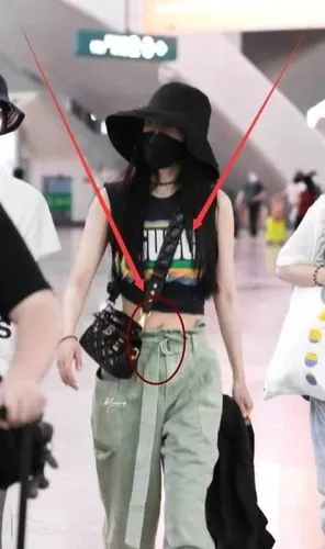 杨幂穿"露脐装"走机场,看到"黑洞肚脐"时,网友几年没洗了