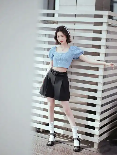毛晓彤周末少女穿搭蓝色毛衣小黑裙纤腰细腿笑容甜美