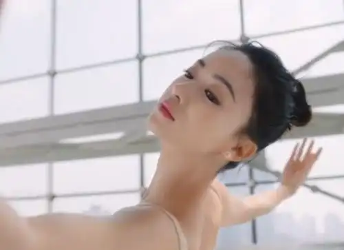 吴谨言芭蕾腿彻底火了空中一字马惊呆全场火是有原因的