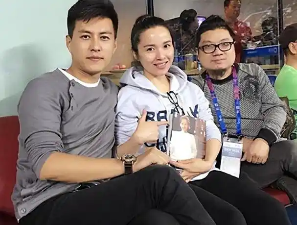 靳东参加两会他身份好厉害两套西装帅气儒雅领导范儿十足