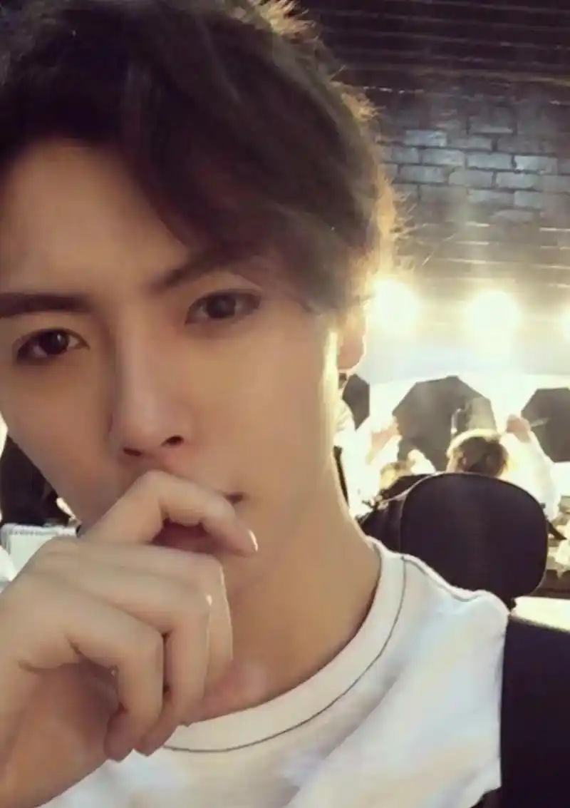 肖宇梁绝美自拍.存档一些没见过的#肖宇梁 #考古 #西北蛊王 - 抖音