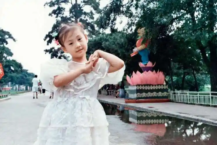 郑爽罕见童年老照片,从小就那么美,一直美到大__财经头条