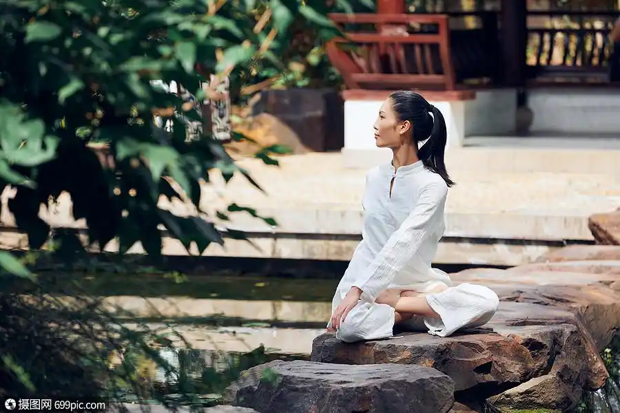 回头观望的禅意女性