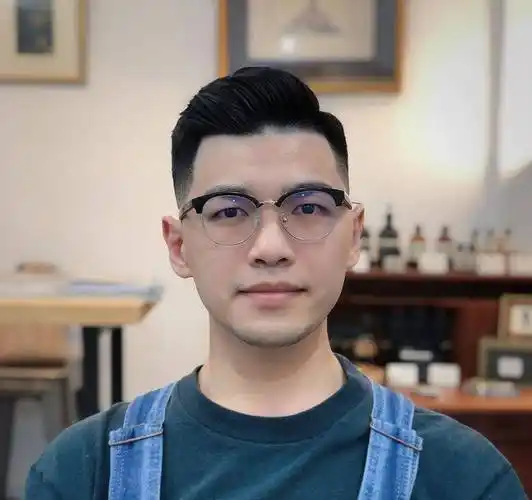 中年男士选择的发型不仅要调整脸型,还要凸显自己成熟稳重的气质.