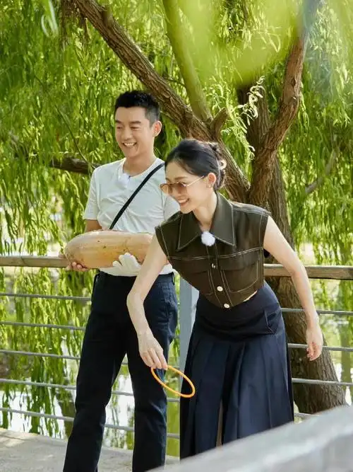 3年2胎后的苗苗与郑凯同框穿背心半身裙短靴时髦洋气又减龄