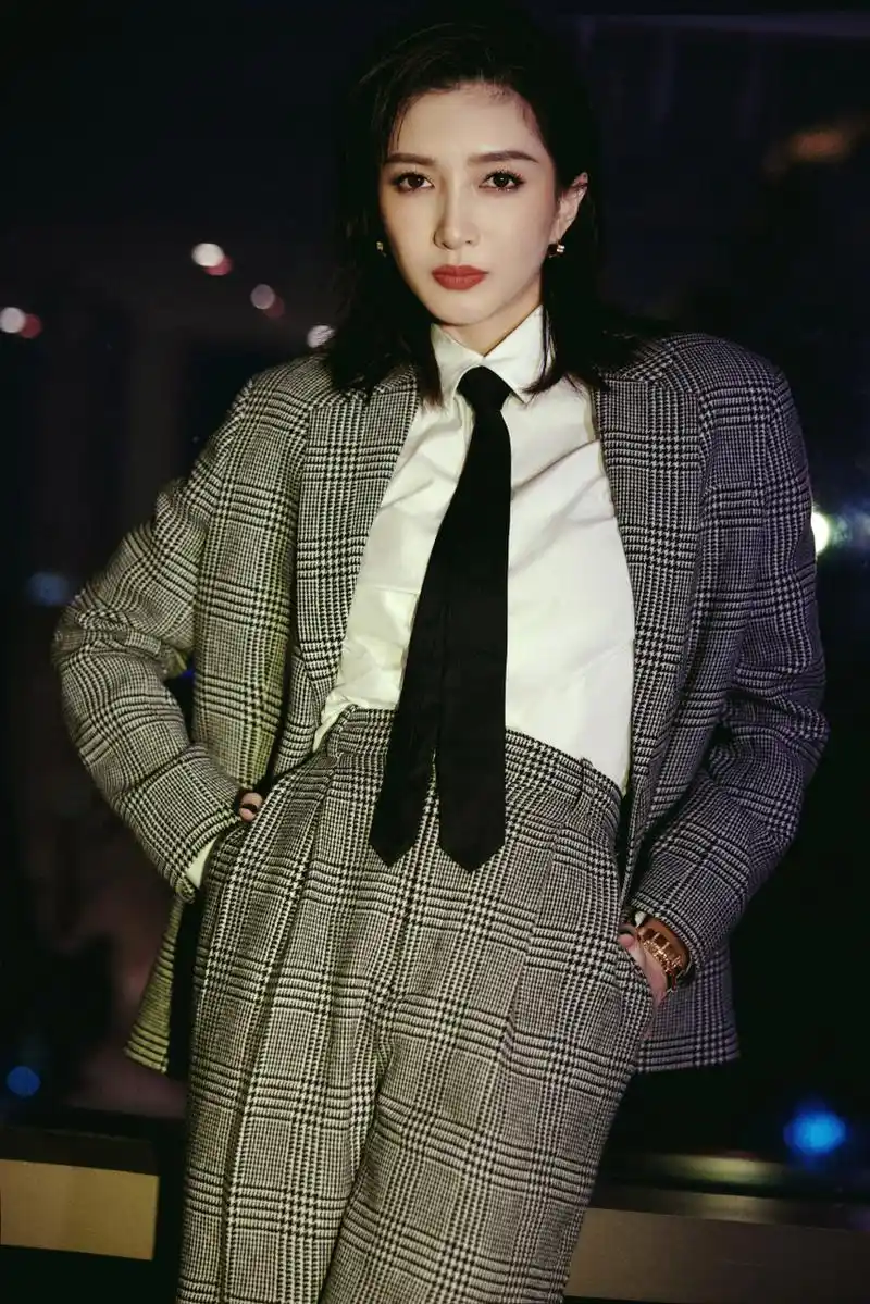 江疏影中性造型,又美又飒!