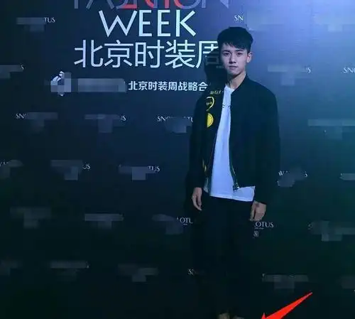 张耀红毯vs时装周,看到他的脚下,才知道小演员有多难