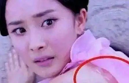 史上最尬的穿帮镜头:古人穿高跟鞋我忍了,这透明肩带忍无可忍