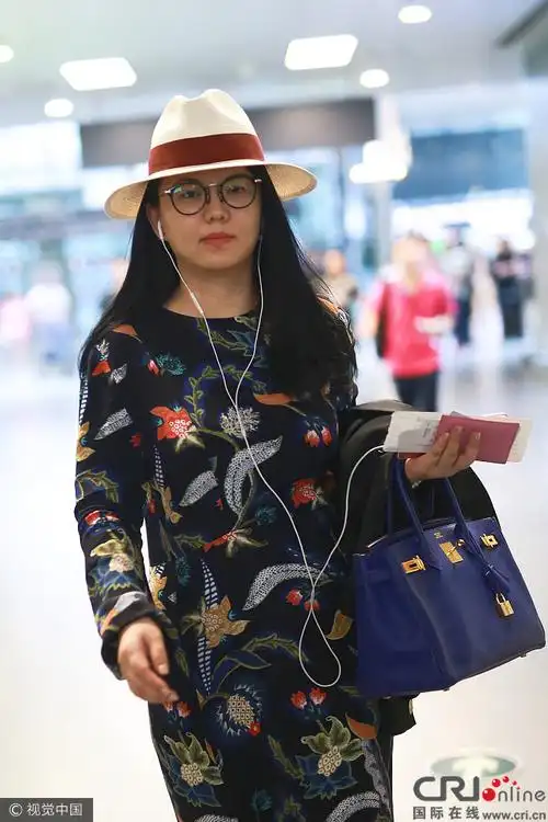 李湘素颜现身圆脸发神 踩细高跟穿花裙抢镜