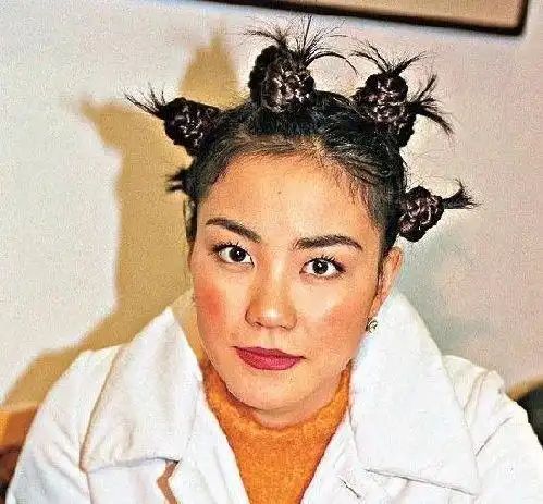 王菲深夜发萌照 搞怪造型亮点多