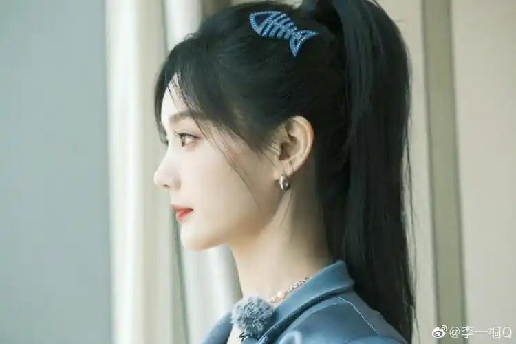 李一桐蓝色西装造型随拍 高马尾,小鱼发夹,清新可爱 利落干练