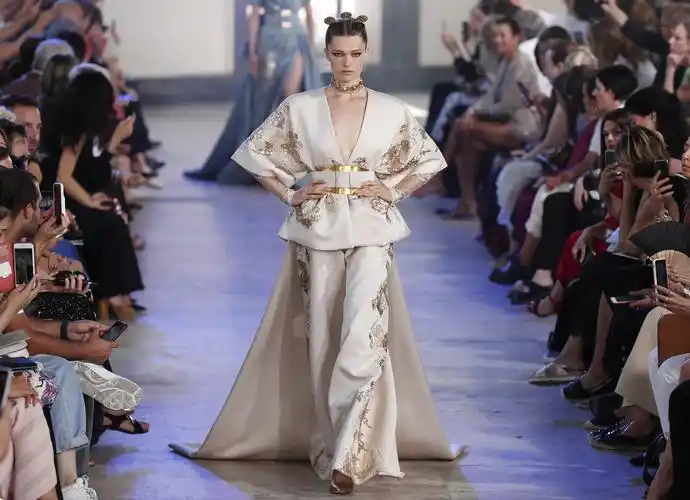 新华社/欧新7月3日,在法国巴黎高级定制时装周上,模特展示艾莉·萨博