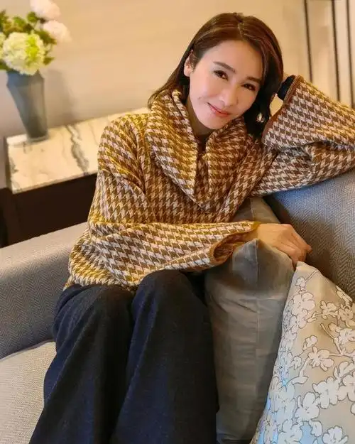 黎姿晒近照看不出50岁了笑起来露出小梨涡脸上没有皱纹痕迹