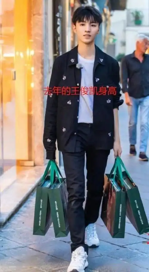 《中餐厅4》路透,王俊凯被路人抓拍,生图下的身高我没看错吧?