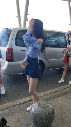 鞠婧祎现身机场,路人镜头下暴露了真实颜值,网友:比例