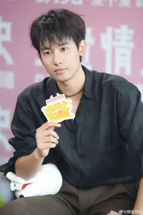 抱走吧大明星 x@演员胡先煦专访来喽～#胡先煦说三贵情史满足了所有