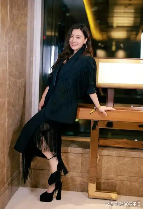 军旅歌手谭晶:嫁大8岁科学家老公,婚后生两女,生活幸福甜蜜