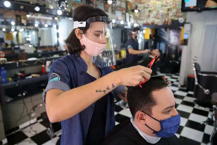 巴西圣保罗:重新开放理发店和餐厅