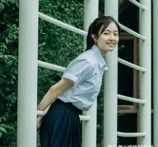 李兰迪暴瘦后更美了,玫红t恤配牛仔裤甜美减龄,妥妥的少女风采_服装