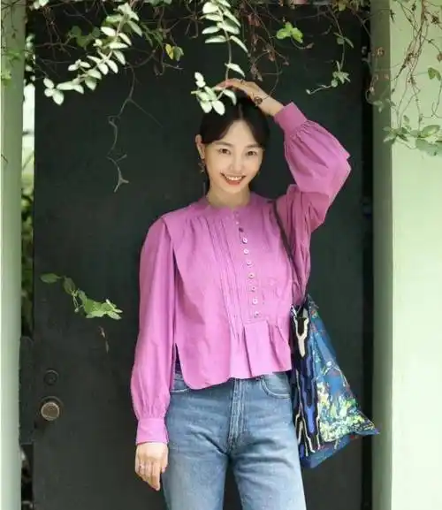 "眯眼"紧身牛仔裤和紫色衬衫,白百何重获青春!_时尚_女孩子_气质