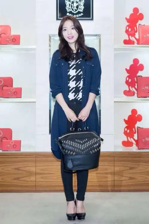 朴信惠藏蓝翻领长款衬衫黑白印花圆领上