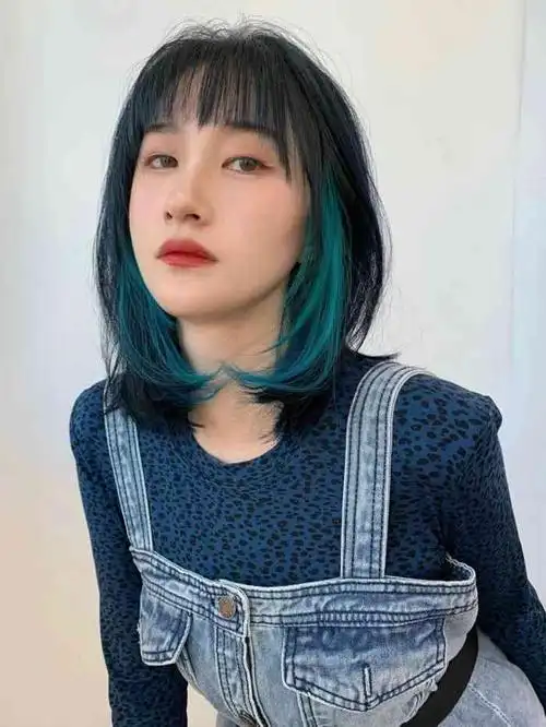 发型师肖恩给的建议,剪成中长发,染了蓝色头发～人生第一次漂染体验