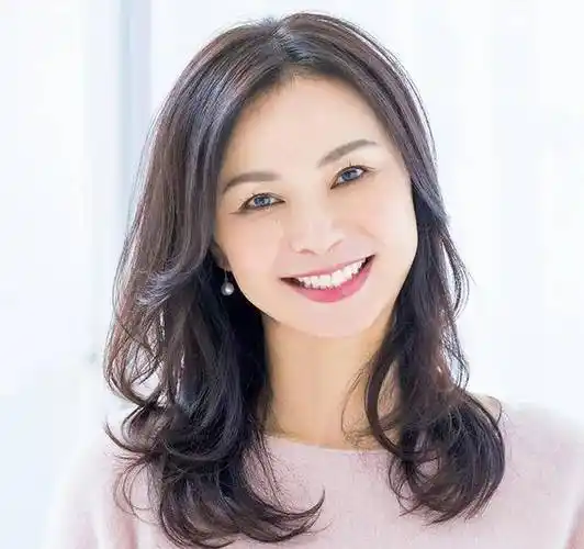 其实美是整体的协调感和氛围感,无论什么发型,都要搭配相应的服饰和