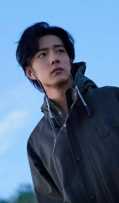 肖战1005生日快乐##肖战我喜欢你##肖战工作室发了18张照片##肖战拿