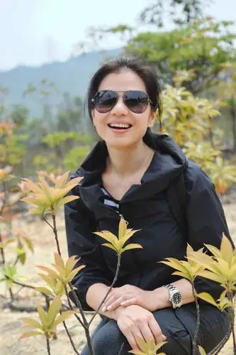 日出生于中国香港,祖籍广东省博罗县石湾镇西埔村,中国香港电影女演员