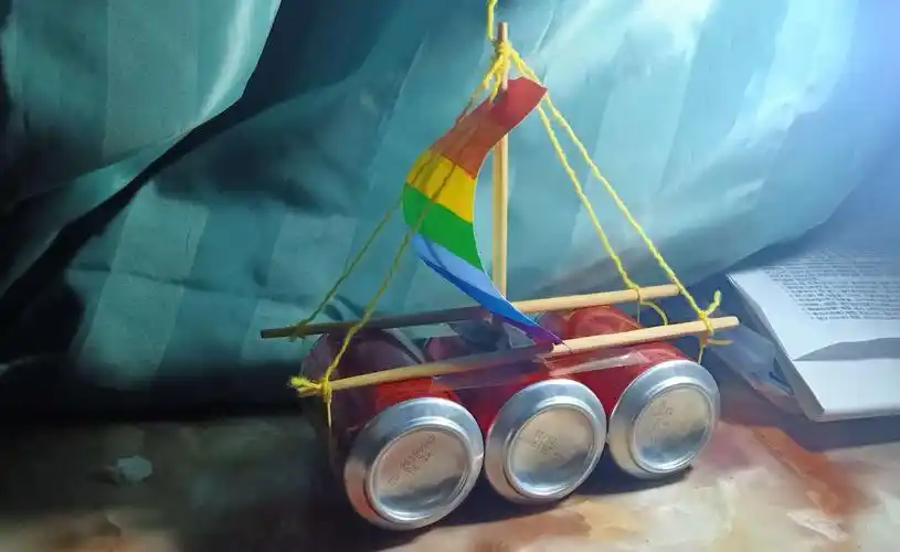 在家,我空闲时间还利用废物自己做了一手工小船,是不是很好看?