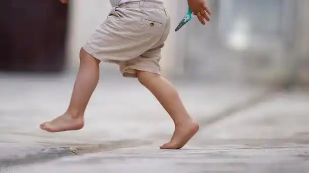 孩子爱光脚踩地,要制止吗?光脚与穿鞋走路,娃10年后显差距