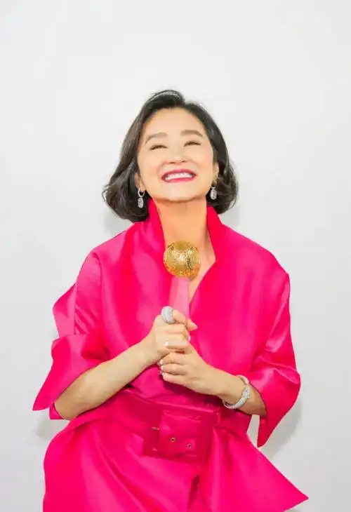 69岁林青霞自曝摔裂肋骨!拍片子遇到周杰伦舅舅,庆幸脸没有刮花